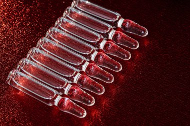 İğne için cam tıbbi ampuller. Aşı, ilaç, kolajen, vitamin ve temiz sıvı içeren ampuller.