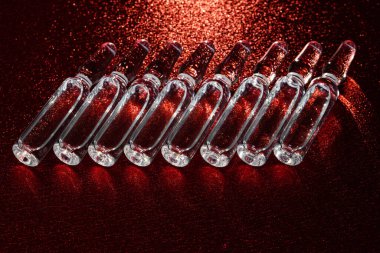 İğne için cam tıbbi ampuller. Aşı, ilaç, kolajen, vitamin ve temiz sıvı içeren ampuller.