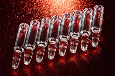 İğne için cam tıbbi ampuller. Aşı, ilaç, kolajen, vitamin ve temiz sıvı içeren ampuller.