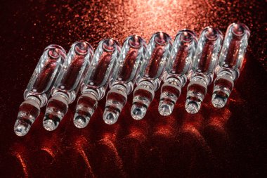 İğne için cam tıbbi ampuller. Aşı, ilaç, kolajen, vitamin ve temiz sıvı içeren ampuller.