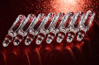 İğne için cam tıbbi ampuller. Aşı, ilaç, kolajen, vitamin ve temiz sıvı içeren ampuller.