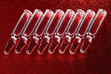 İğne için cam tıbbi ampuller. Aşı, ilaç, kolajen, vitamin ve temiz sıvı içeren ampuller.