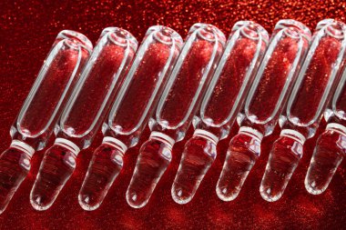 İğne için cam tıbbi ampuller. Aşı, ilaç, kolajen, vitamin ve temiz sıvı içeren ampuller.