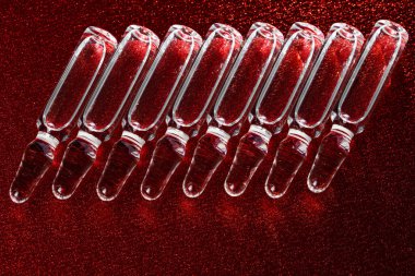 İğne için cam tıbbi ampuller. Aşı, ilaç, kolajen, vitamin ve temiz sıvı içeren ampuller.