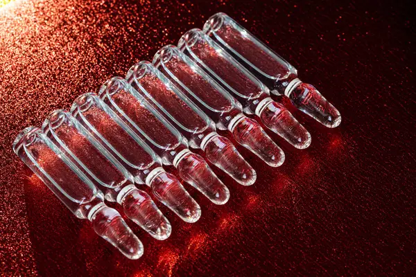 İğne için cam tıbbi ampuller. Aşı, ilaç, kolajen, vitamin ve temiz sıvı içeren ampuller.