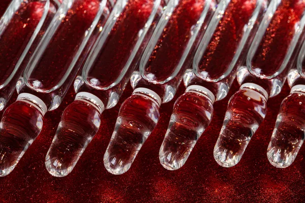 注射用ガラス医療用アンプル ワクチン コラーゲン ビタミン クリア液を含むアンプル — ストック写真