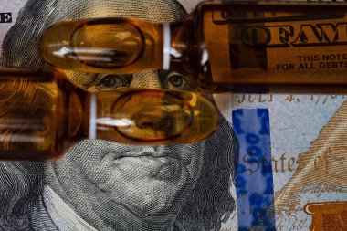 100 dolarlık banknot geçmişinde enjeksiyon için cam ampuller