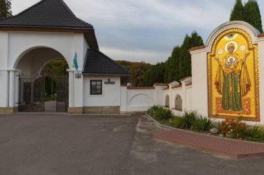 Univ, Ukrayna - 27 Eylül 2025: Güneşli bir günde Kutsal Yurt Lavra Manastırı