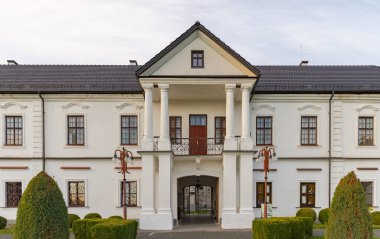 Univ, Ukrayna - 27 Eylül 2025: Güneşli bir günde Kutsal Yurt Lavra Manastırı