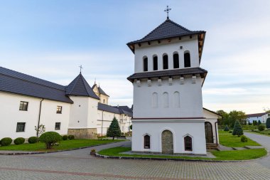 Univ, Ukrayna - 27 Eylül 2025: Güneşli bir günde Kutsal Yurt Lavra Manastırı