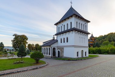 Univ, Ukrayna - 27 Eylül 2025: Güneşli bir günde Kutsal Yurt Lavra Manastırı