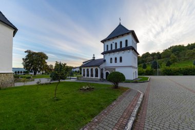 Univ, Ukrayna - 27 Eylül 2025: Güneşli bir günde Kutsal Yurt Lavra Manastırı