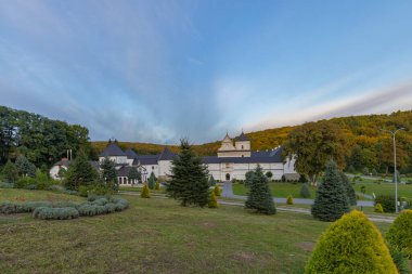 Univ, Ukrayna - 27 Eylül 2025: Güneşli bir günde Kutsal Yurt Lavra Manastırı