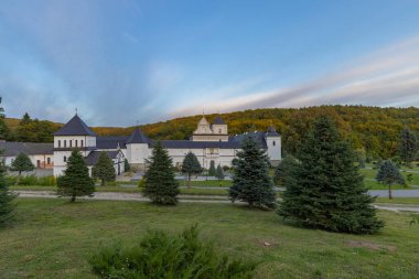 Univ, Ukrayna - 27 Eylül 2025: Güneşli bir günde Kutsal Yurt Lavra Manastırı