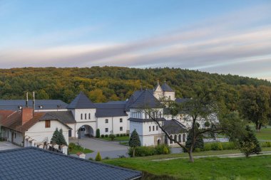 Univ, Ukrayna - 27 Eylül 2025: Güneşli bir günde Kutsal Yurt Lavra Manastırı