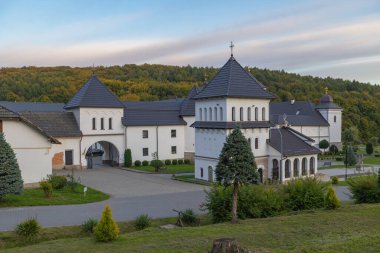 Univ, Ukrayna - 27 Eylül 2025: Güneşli bir günde Kutsal Yurt Lavra Manastırı