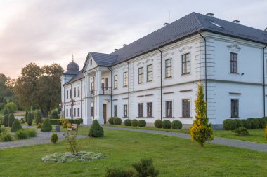 Univ, Ukrayna - 27 Eylül 2025: Güneşli bir günde Kutsal Yurt Lavra Manastırı