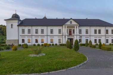 Univ, Ukrayna - 27 Eylül 2025: Güneşli bir günde Kutsal Yurt Lavra Manastırı