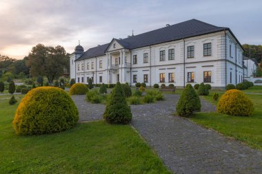 Univ, Ukrayna - 27 Eylül 2025: Güneşli bir günde Kutsal Yurt Lavra Manastırı