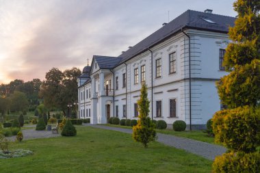 Univ, Ukrayna - 27 Eylül 2025: Güneşli bir günde Kutsal Yurt Lavra Manastırı