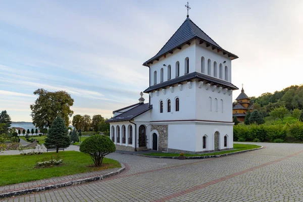 Univ, Ukrayna - 27 Eylül 2025: Güneşli bir günde Kutsal Yurt Lavra Manastırı