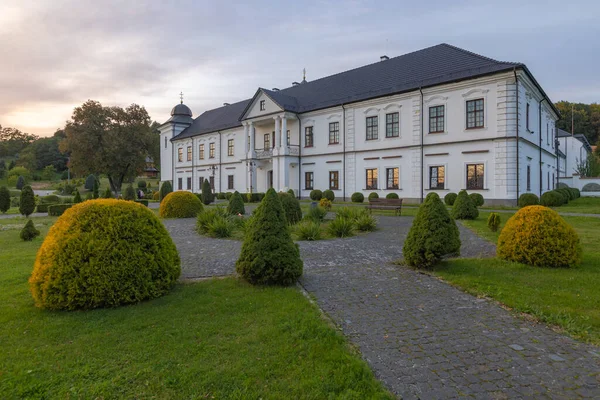 Univ, Ukrayna - 27 Eylül 2025: Güneşli bir günde Kutsal Yurt Lavra Manastırı