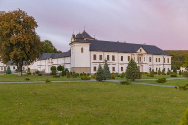 Univ, Ukrayna - 27 Eylül 2025: Güneşli bir günde Kutsal Yurt Lavra Manastırı