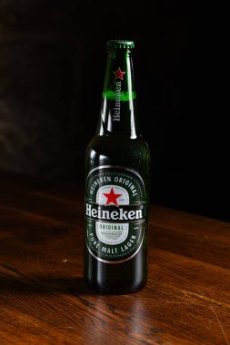 Heineken Orijinal Bira Şişesi ve Ahşap Bardaki Cam