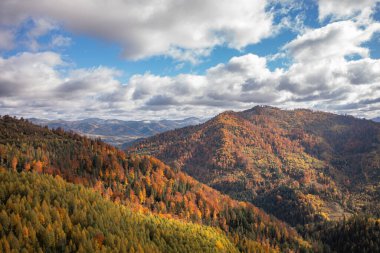 Güz Karpatlar 'ın bulutlu gökyüzü altındaki panoramik manzarası