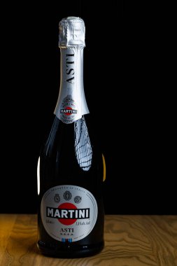 Lviv, Ukrayna - 4 Kasım 2025: Martini Asti köpüklü şarap şişesi ve iki kristal bardak