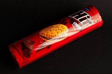 Lviv, Ukrayna - 4 Kasım 2025: Bahlsen HiT Choco Sandviç Kurabiyeleri Kırmızı Paketleme