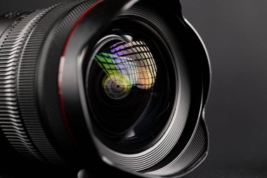 Lviv, Ukrayna - 4 Kasım 2025: Canon RF 10 mm Geniş Açı Mercek Siyah