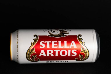 Lviv, Ukrayna - 6 Kasım 2025: Stella Artois Bira Şişesi ve Küresel Anahtar Kelimeler