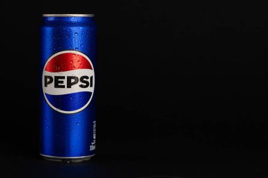 Lviv, Ukrayna - 6 Kasım 2025: Siyah Damlacıklı Soğuk Mavi Pepsi Kutusu