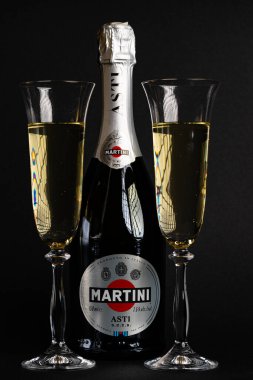 Lviv, Ukrayna - 6 Kasım 2025: Martini Asti Köpüklü Şarap Şişe ve İki Bardak