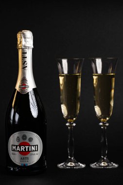 Lviv, Ukrayna - 6 Kasım 2025: Martini Asti Köpüklü Şarap Şişe ve İki Bardak
