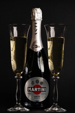 Lviv, Ukrayna - 6 Kasım 2025: Martini Asti Köpüklü Şarap Şişe ve İki Bardak