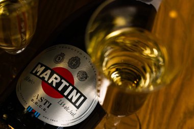 Lviv, Ukrayna - 6 Kasım 2025: Martini Asti Köpüklü Şarap Şişe ve İki Bardak