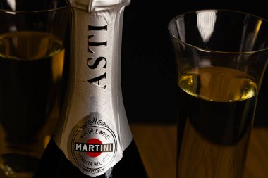 Lviv, Ukrayna - 6 Kasım 2025: Martini Asti Köpüklü Şarap Şişe ve İki Bardak