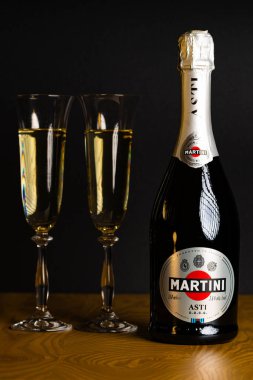 Lviv, Ukrayna - 6 Kasım 2025: Martini Asti Köpüklü Şarap Şişe ve İki Bardak