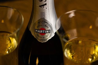Lviv, Ukrayna - 6 Kasım 2025: Martini Asti Köpüklü Şarap Şişe ve İki Bardak