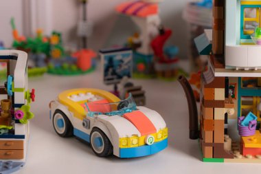 Lviv, Ukrayna - 7 Kasım 2025: LEGO Oyuncak Binası Blok Sözcük Koleksiyonu