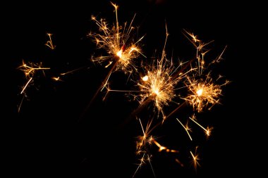 Saf Siyah Arkaplanda Yanan Parlak kıvılcımlar