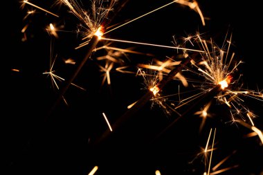 Saf Siyah Arkaplanda Yanan Parlak kıvılcımlar