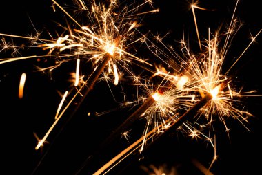 Saf Siyah Arkaplanda Yanan Parlak kıvılcımlar