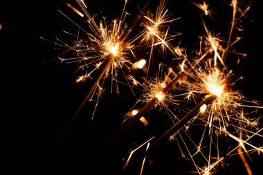 Saf Siyah Arkaplanda Yanan Parlak kıvılcımlar