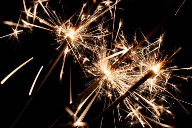 Saf Siyah Arkaplanda Yanan Parlak kıvılcımlar