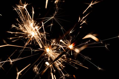 Saf Siyah Arkaplanda Yanan Parlak kıvılcımlar