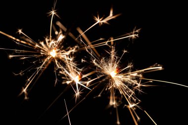 Saf Siyah Arkaplanda Yanan Parlak kıvılcımlar