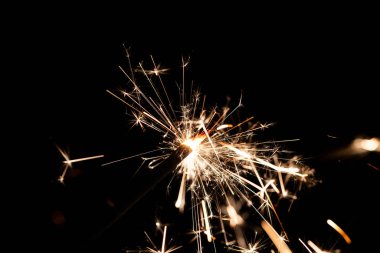 Saf Siyah Arkaplanda Yanan Parlak kıvılcımlar